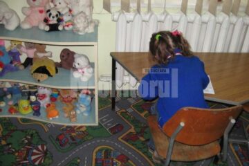 În centrul de zi, copiii primesc trei mese și sunt antrenați în diverse activități educative