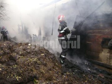 Flăcări cât casa: Gospodărie distrusă de flăcări, la Vicovu de Jos
