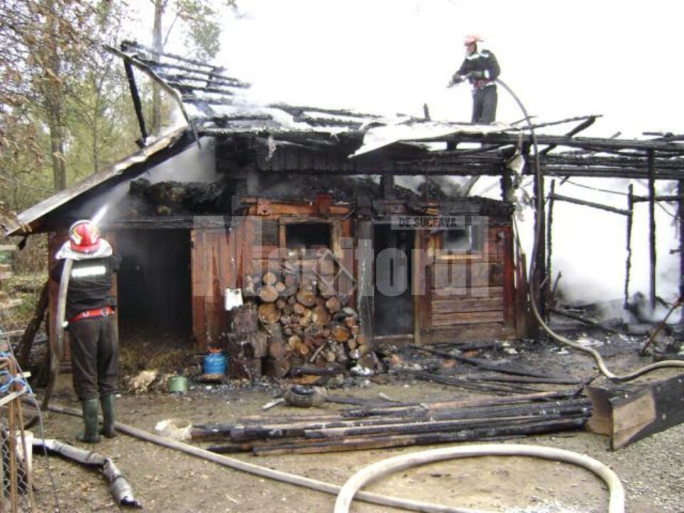 Flăcări cât casa: Gospodărie distrusă de flăcări, la Vicovu de Jos
