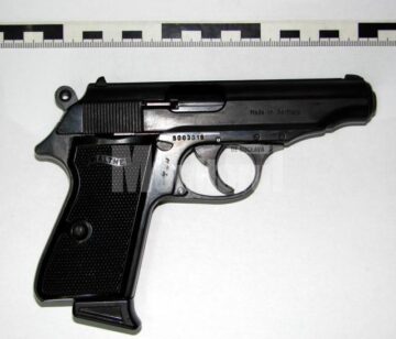 La percheziția corporală polițiștii au găsit asupra lui Ovidiu Szferle un pistol calibrul 10x22 T, deținut ilegal