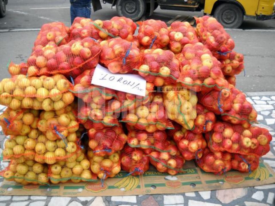 Producție locală: De câțiva ani, merele se vând la Fălticeni cu un leu kilogramul