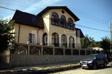 Gardul pe care Mircea Grosaru și l-a ridicat la locuința de pe strada Cernăuți