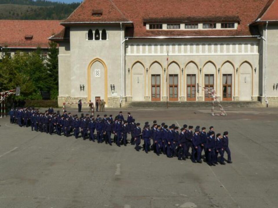 Trei elevi de la Colegiul Miliar din Câmpulung Moldovenesc au fost identificați până acum cu virusul AH1N1. Foto: Plt. maj. Petrică Aioanei și Laurențiu Sbiera Trei elevi de la Colegiul Miliar din Câmpulung Moldovenesc au fost identificați până acum cu virusul AH1N1. Foto: Plt. maj. Petrică Aioanei și Laurențiu Sbiera