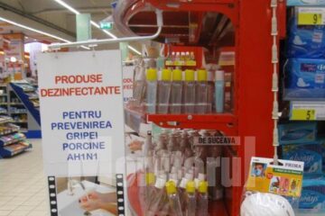 La Carrefour, un stand special, de unde clienții își pot procura articole dezinfectante și măști de protecție împotriva virusului AH1N1