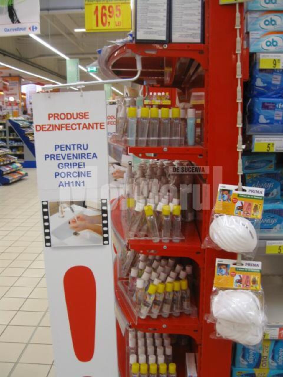 La Carrefour, un stand special, de unde clienții își pot procura articole dezinfectante și măști de protecție împotriva virusului AH1N1