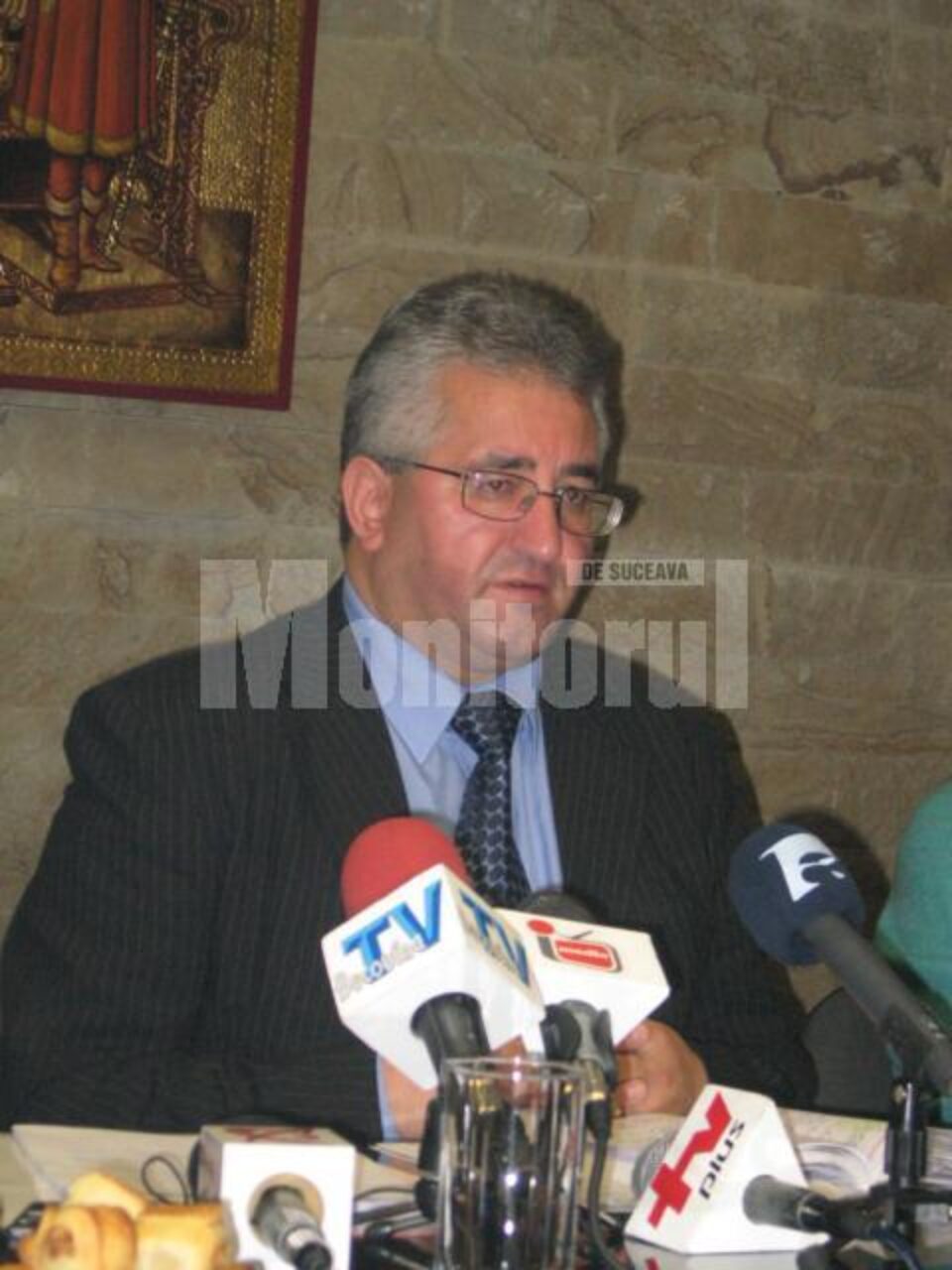 Ion Lungu: „Avem asigurat stocul de material antiderapant, iar utilajele de deszăpezire sunt prezente pe străzile Sucevei de marți seara”