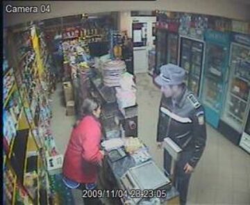 Client periculos: Un taximetrist travestit și înarmat cu un cuțit de bucătărie a încercat să jefuiască un magazin