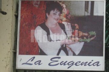 Localul La Eugenia se află chiar la intrarea în Piața Mare