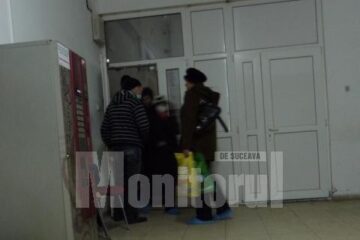 În imaginea trimisa de un cititor se vede cum în spital se intra în voia cea bună