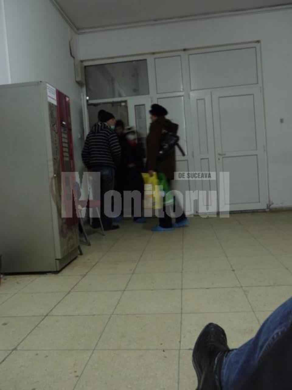 În imaginea trimisa de un cititor se vede cum în spital se intra în voia cea bună