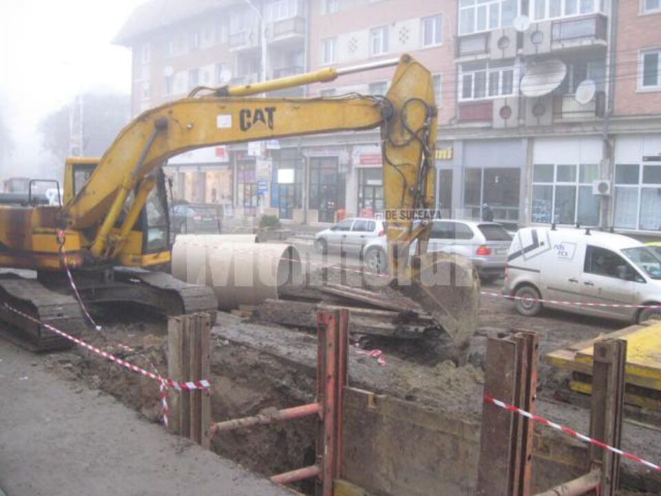 Tranșeele care brăzdează încă numeroase străzi din municipiul Suceava, părăsite de joi seara
