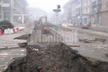 Tranșeele care brăzdează încă numeroase străzi din municipiul Suceava, părăsite de joi seara
