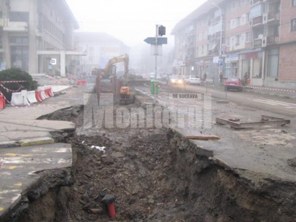 Tranșeele care brăzdează încă numeroase străzi din municipiul Suceava, părăsite de joi seara
