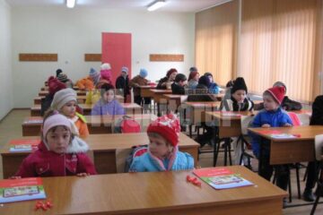 După o săptămână de vacanță inter-semestrială, preșcolarii și elevii din clasele primare revin astăzi la școală