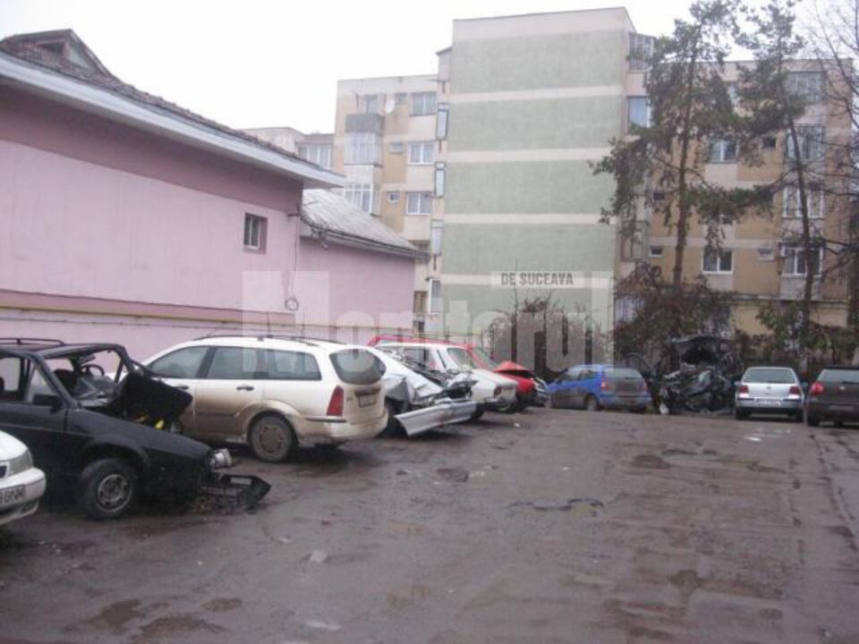 Mașini implicate în accidente, adunate în curtea poliției