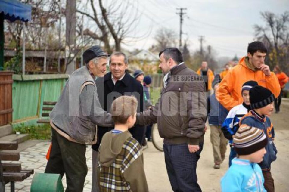 Sub comanda deputatului Ion Bălan, PD-L-iștii au luat la pas localitatea, explicând oamenilor de ce este bine să voteze cu actualul șef al statului Sub comanda deputatului Ion Bălan, PD-L-iștii au luat la pas localitatea, explicând oamenilor de ce este bine să voteze cu actualul șef al statului
