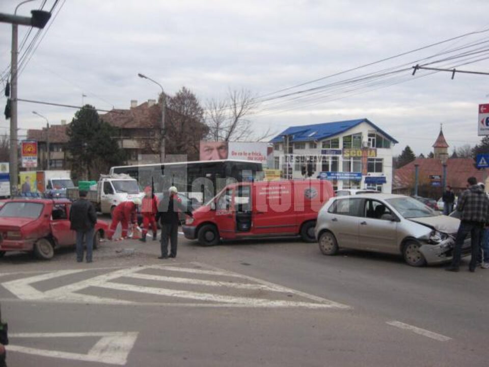 O Dacie și un VW s-au izbit violent în intersecția străzilor Ana Ipătescu și Petru Rareș