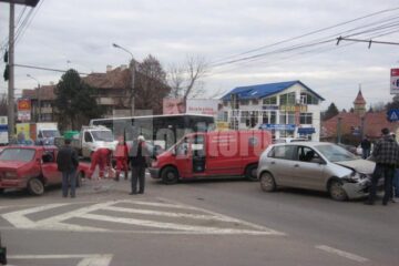 O Dacie și un VW s-au izbit violent în intersecția străzilor Ana Ipătescu și Petru Rareș