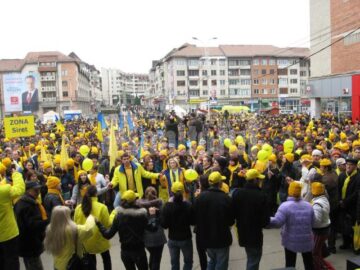 Peste 3.000 de persoane din întreg județul au participat la mitingul electoral de la Suceava al candidatului PNL pentru președinția României, Crin Antonescu