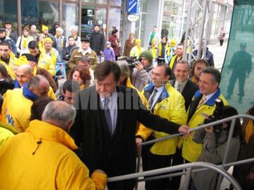 Campanie: Peste 3.000 de persoane au participat la mitingul lui Antonescu de la Suceava