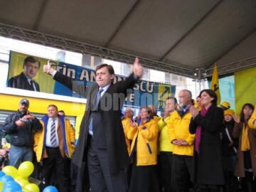 Campanie: Peste 3.000 de persoane au participat la mitingul lui Antonescu de la Suceava