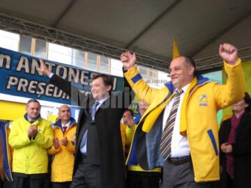 Crin Antonescu și Alexandru Baișanu salutând mulțimea