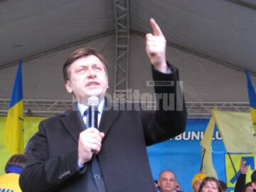 Campanie: Peste 3.000 de persoane au participat la mitingul lui Antonescu de la Suceava