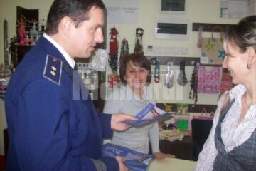 Campanie: Pliante împotriva fraudei electorale, împărțite în mall-urile din Suceava