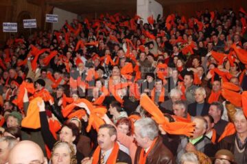 Pensionarii suceveni au umplut sala mare a Casei Culturii pentru a-și arăta susținerea față de Traian Băsescu