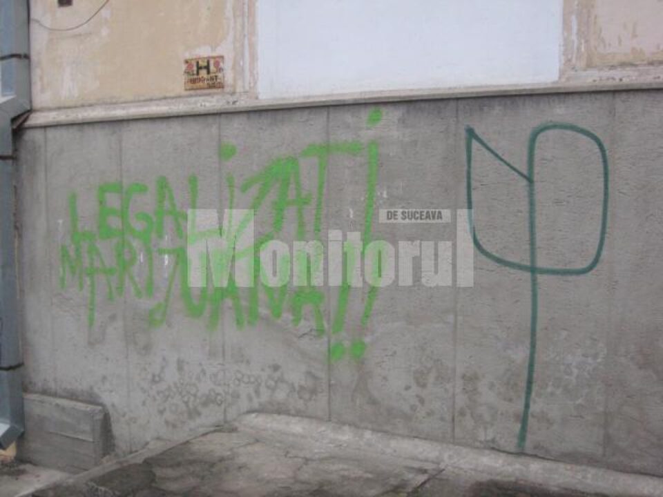 Însemnul realizat pe pereții din centrul Sucevei, o joacă de prost gust