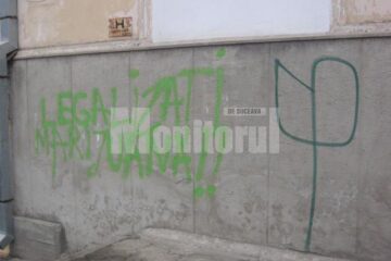 Însemnul realizat pe pereții din centrul Sucevei, o joacă de prost gust