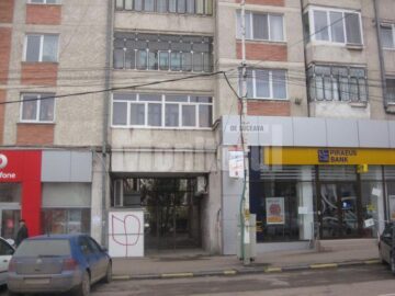 Prost gust: Centrul Sucevei, împânzit de „lalele” făcute cu graffiti