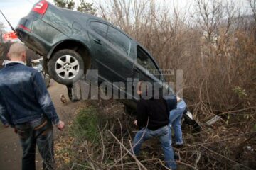 Atenție, șoferi!: Încă o mașină ajunsă în râpă, la Grupul Școlar Suceava