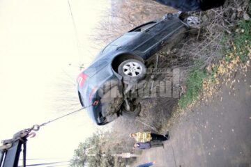 Mașina a fost scoasă cu greutate din râpă