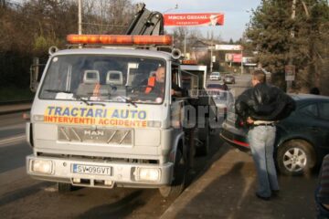 Atenție, șoferi!: Încă o mașină ajunsă în râpă, la Grupul Școlar Suceava