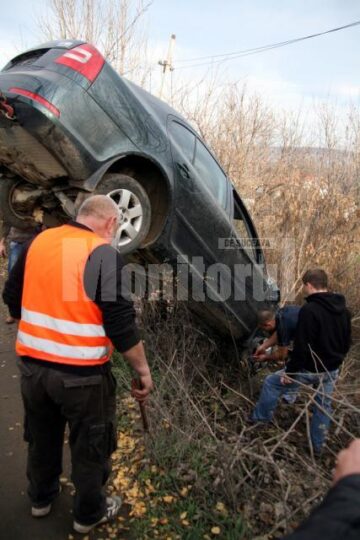 Mașina a fost scoasă cu greutate din râpă