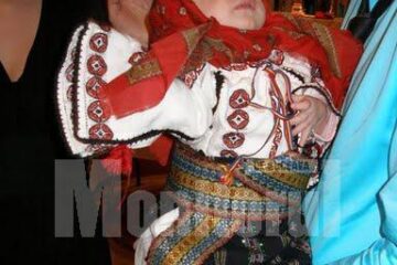 Sofia Văideanu a purtat la botez un costum popular bucovinean