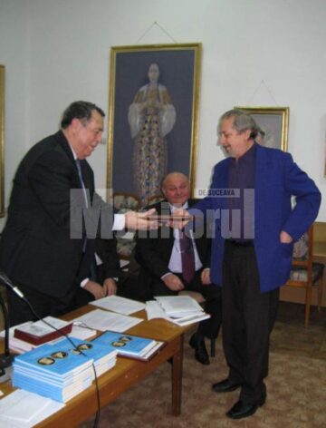 Presedintele Dumitru Cucu inmanandu-i premiul de excelenta poetului Ion Beldeanu