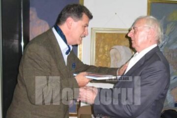 Mihai Pînzaru PIM și Radu Bercea, felicitându-se reciproc pentru premiu