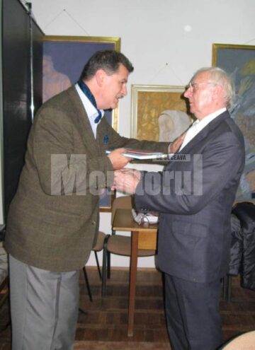 Mihai Pînzaru PIM și Radu Bercea, felicitându-se reciproc pentru premiu