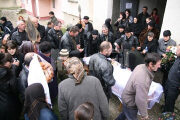 Siret: Panică, acuzații și lacrimi la înmormântarea bărbatului răpus de gripa nouă