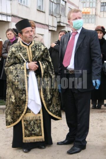 Siret: Panică, acuzații și lacrimi la înmormântarea bărbatului răpus de gripa nouă