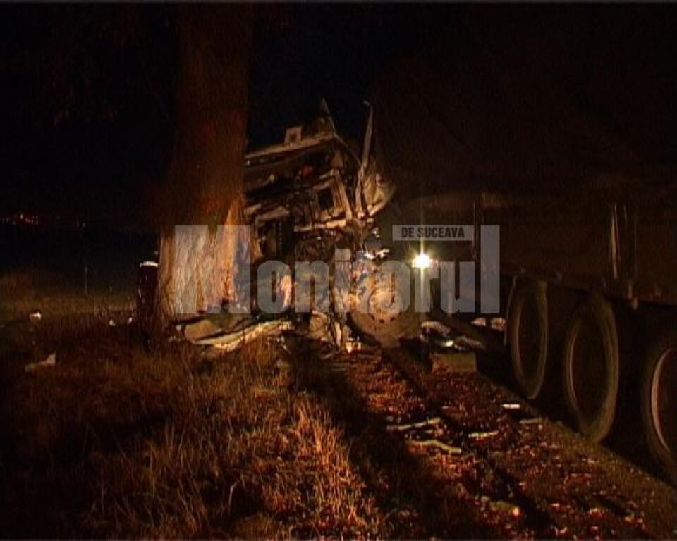 La Mitoc: Tir scăpat de sub control, zdrobit de un copac