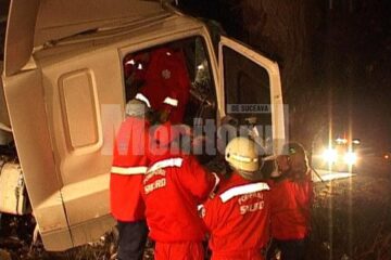 Șoferul a fost scos cu greutate din cabina tirului