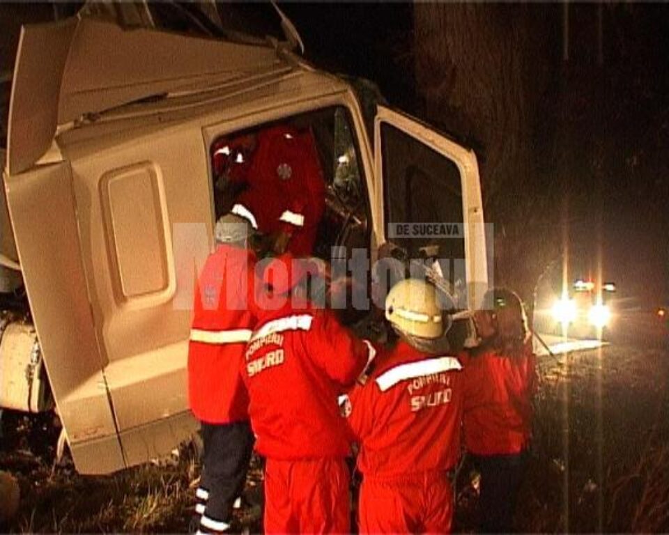 Șoferul a fost scos cu greutate din cabina tirului