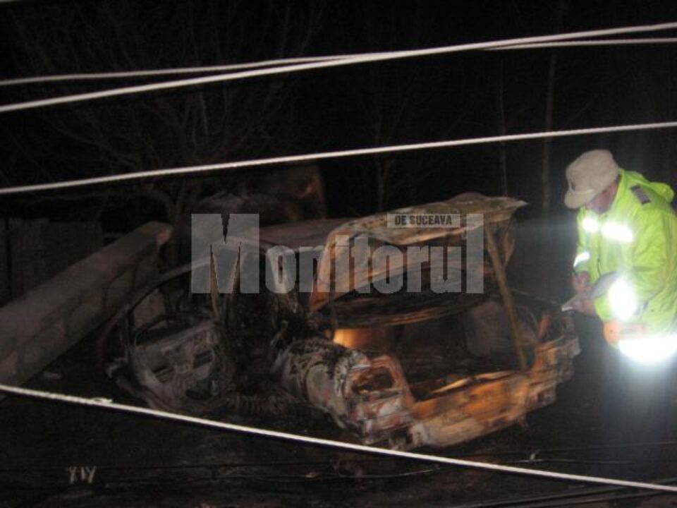 Mașina a rupt un stâlp de beton, după care a ars ca o torță