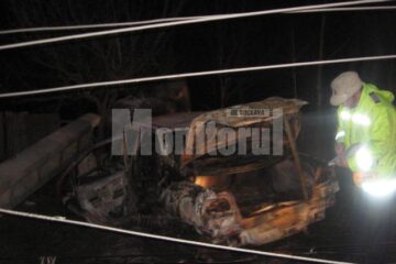 Mașina a rupt un stâlp de beton, după care a ars ca o torță