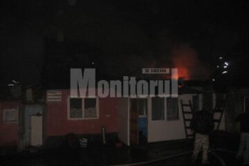 Pompierii s-au luptat cu flăcările mai bine de o oră