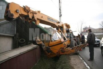 O macara care circula pe șoseaua de centură ce traversează comuna Scheia a intrat în gardul unei gospodării