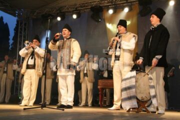 În centrul Sucevei: Spectacol folcloric extraordinar, de Ziua Natională a României